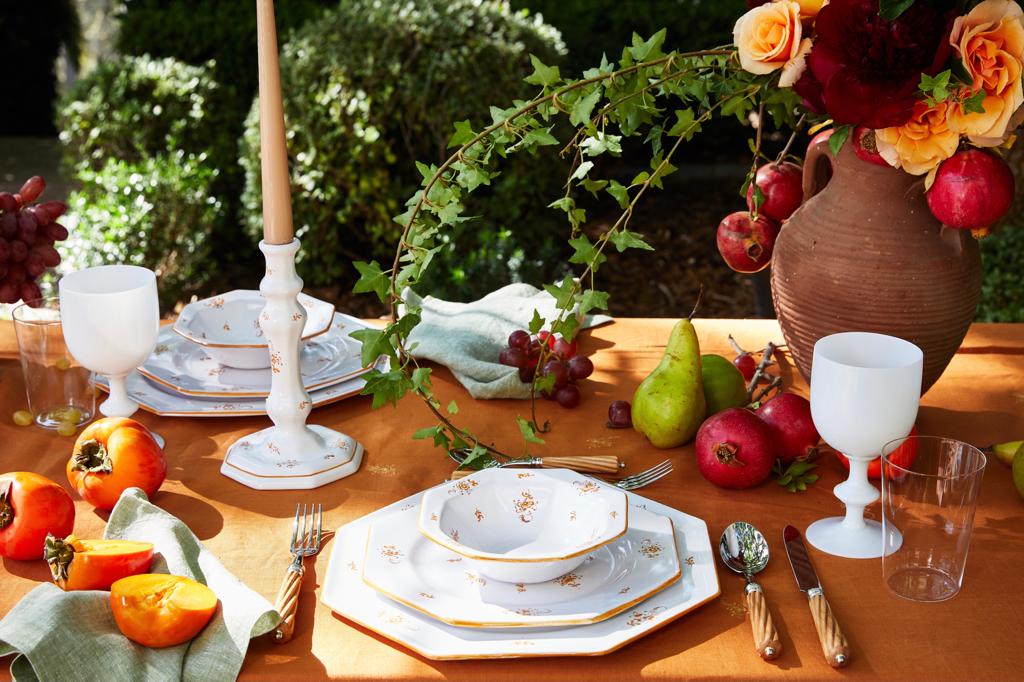 table setting with ochre brindille 