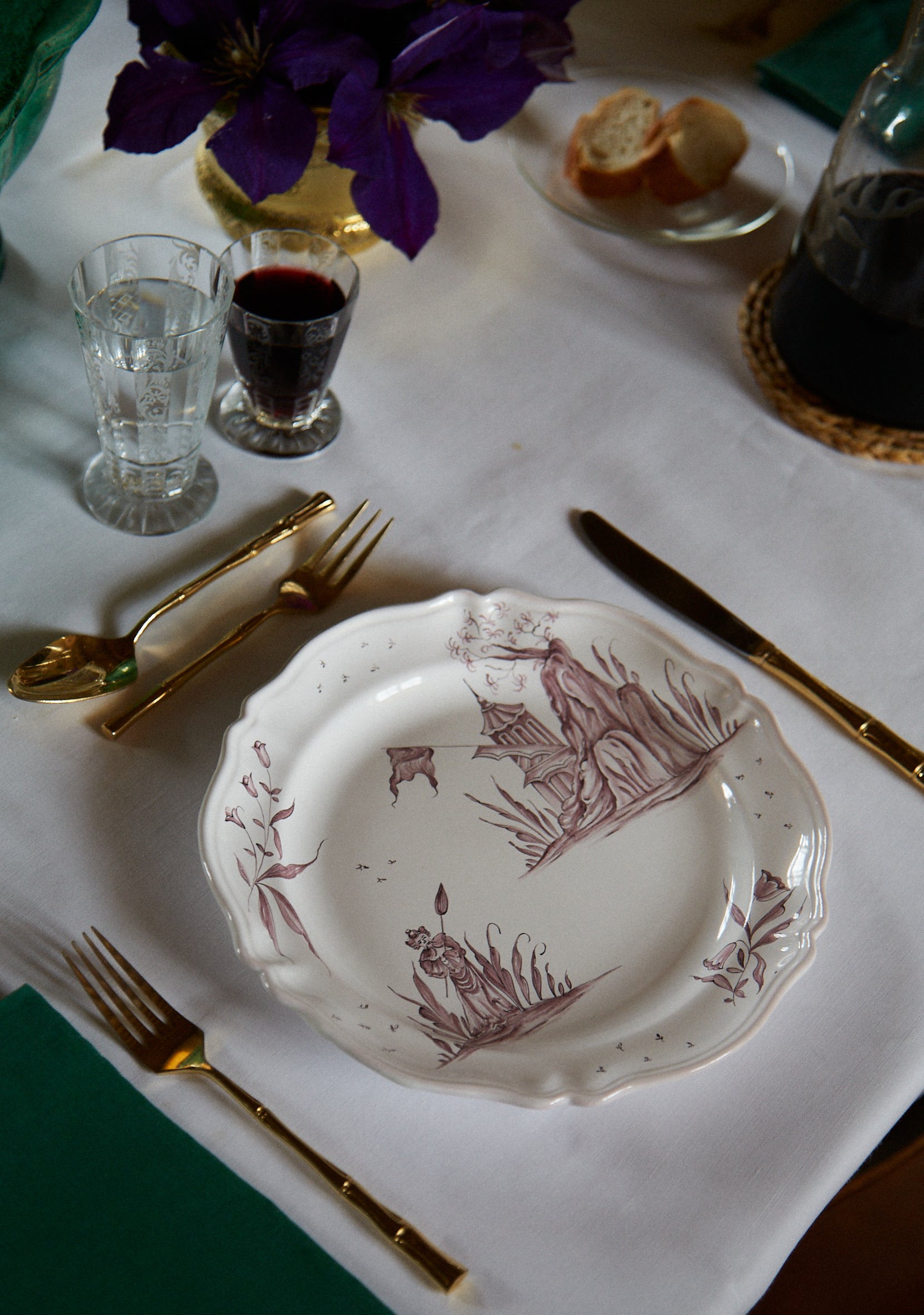 Table Setting with Manganèse Violine Dinner Plate
