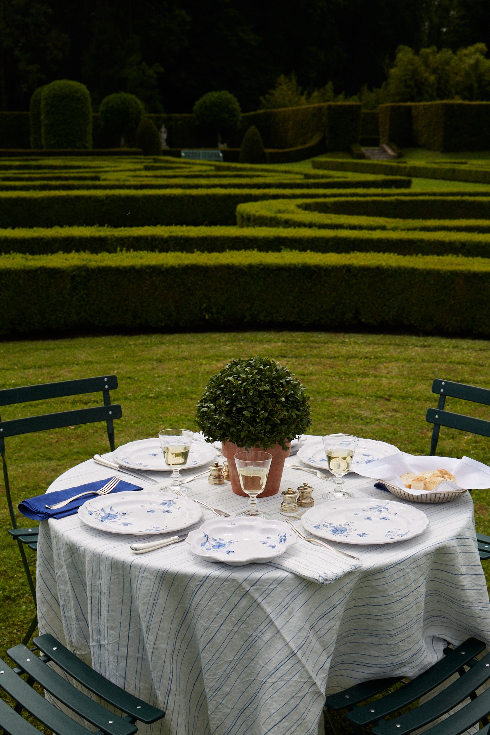 table setting with Greta White and Cobalto Blue Napkin