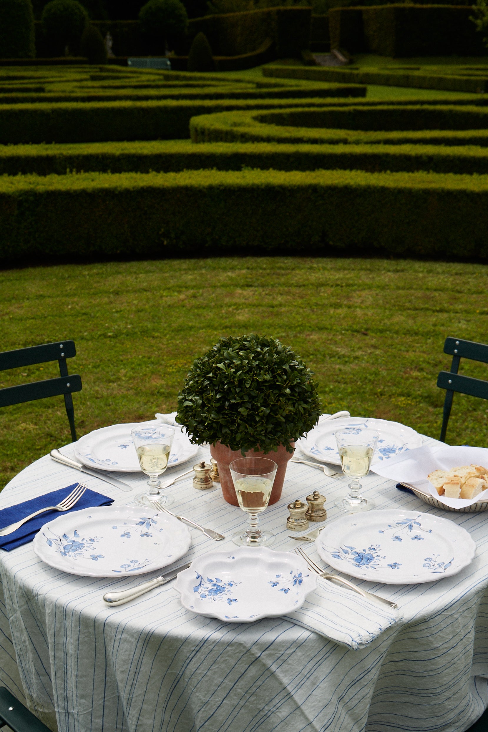 table setting with Greta White and Cobalto Blue Tablecloth