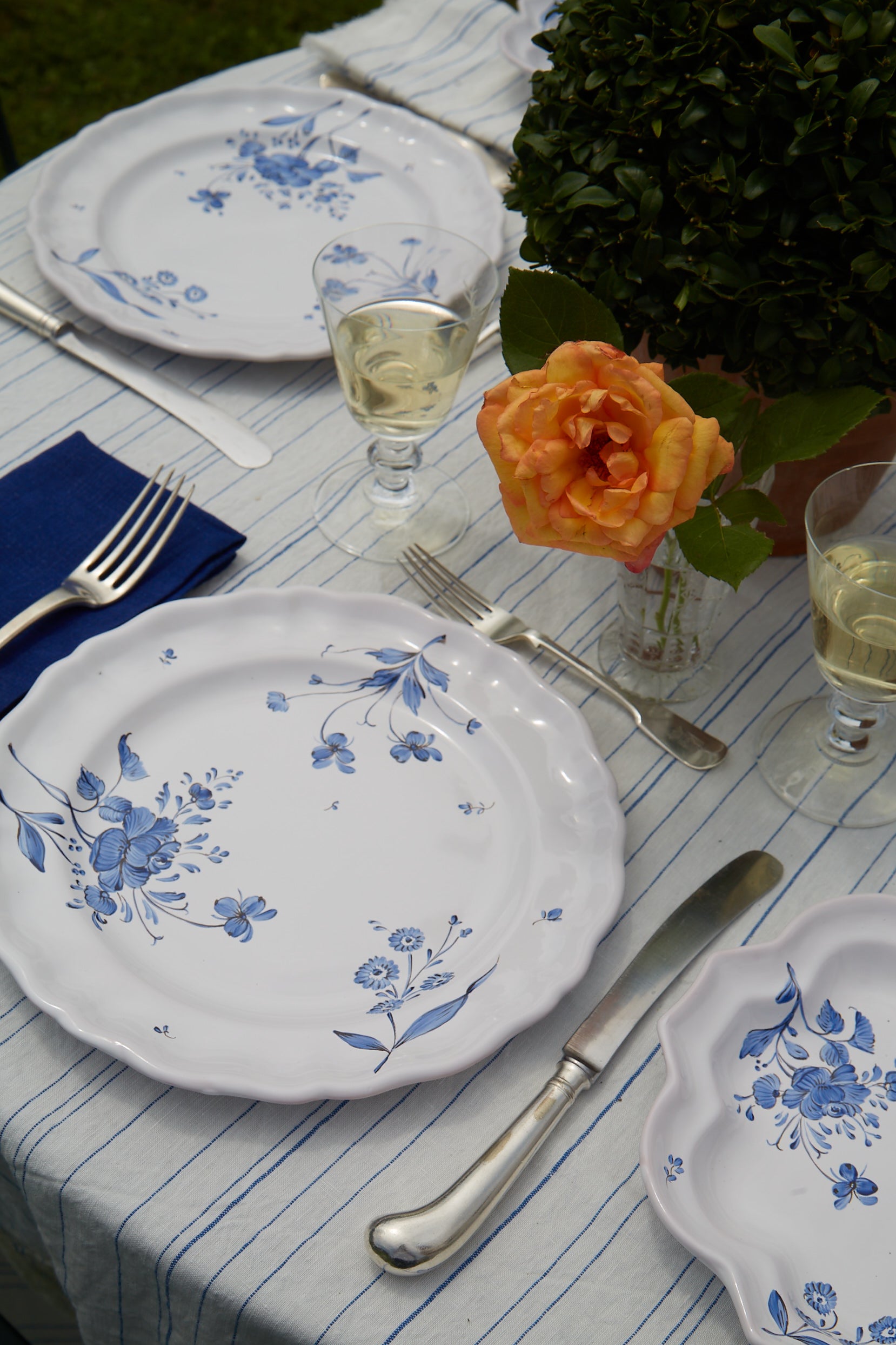 styled table setting with Camaïeu Dinner Plate, Azur