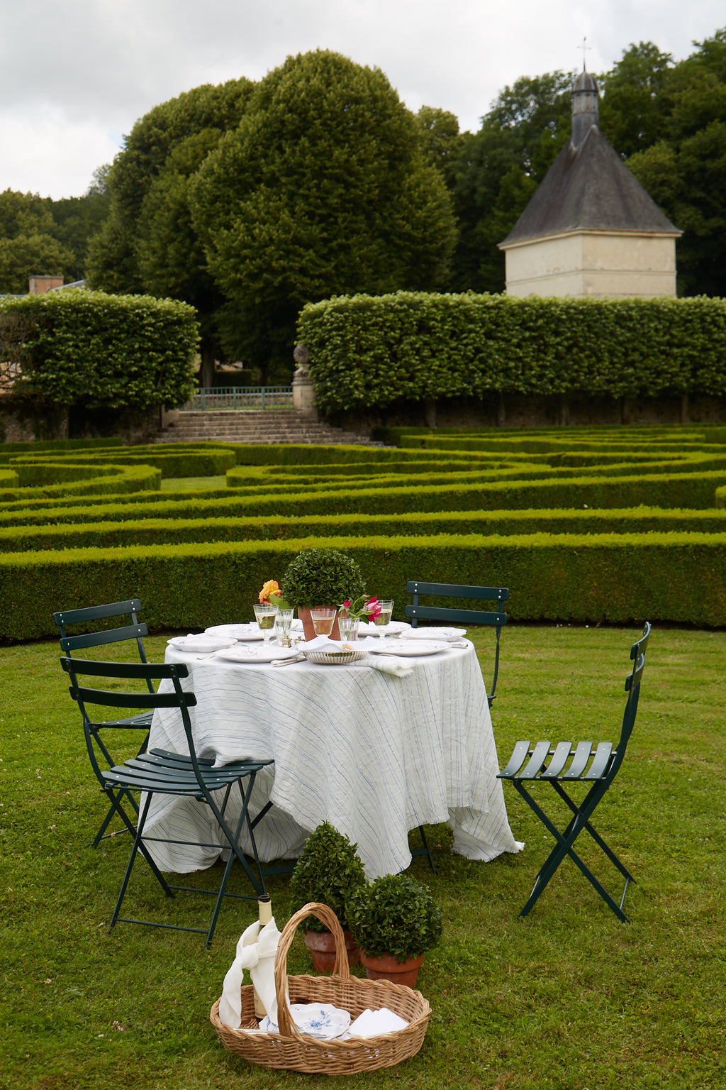 table setting with Greta White and Cobalto Blue Tablecloth