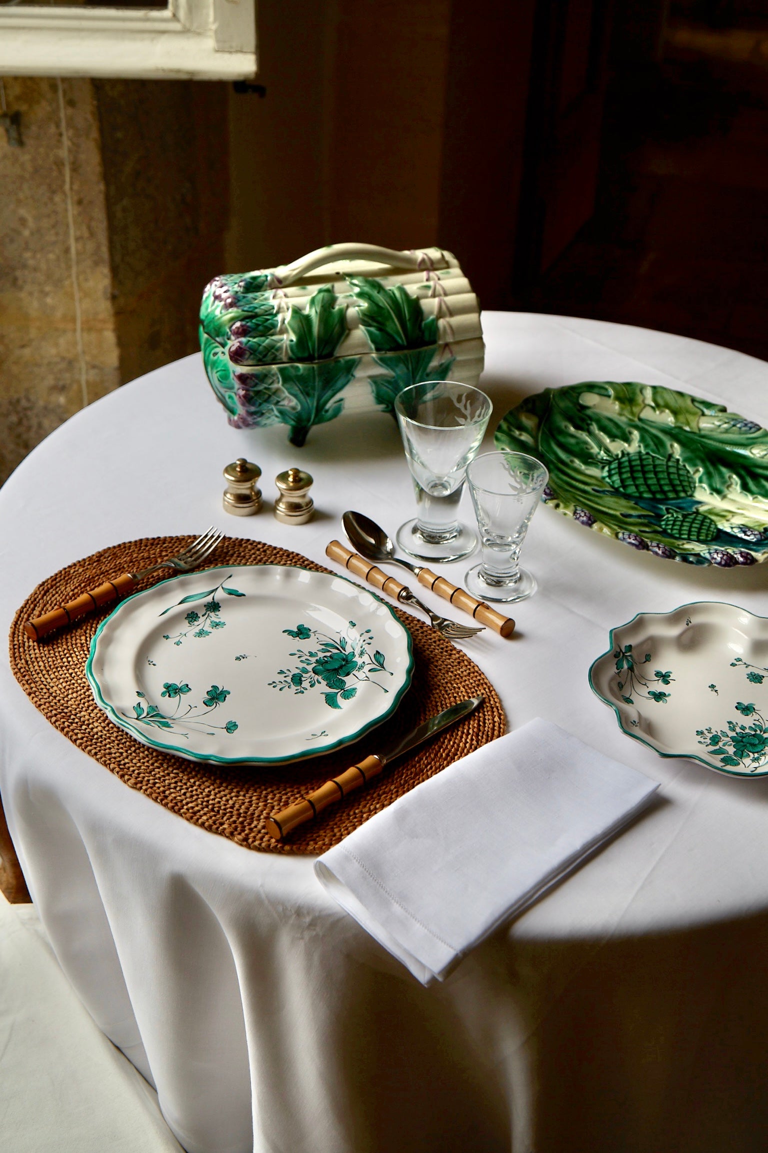 styled table setting with Camaïeu Drageoir, Green