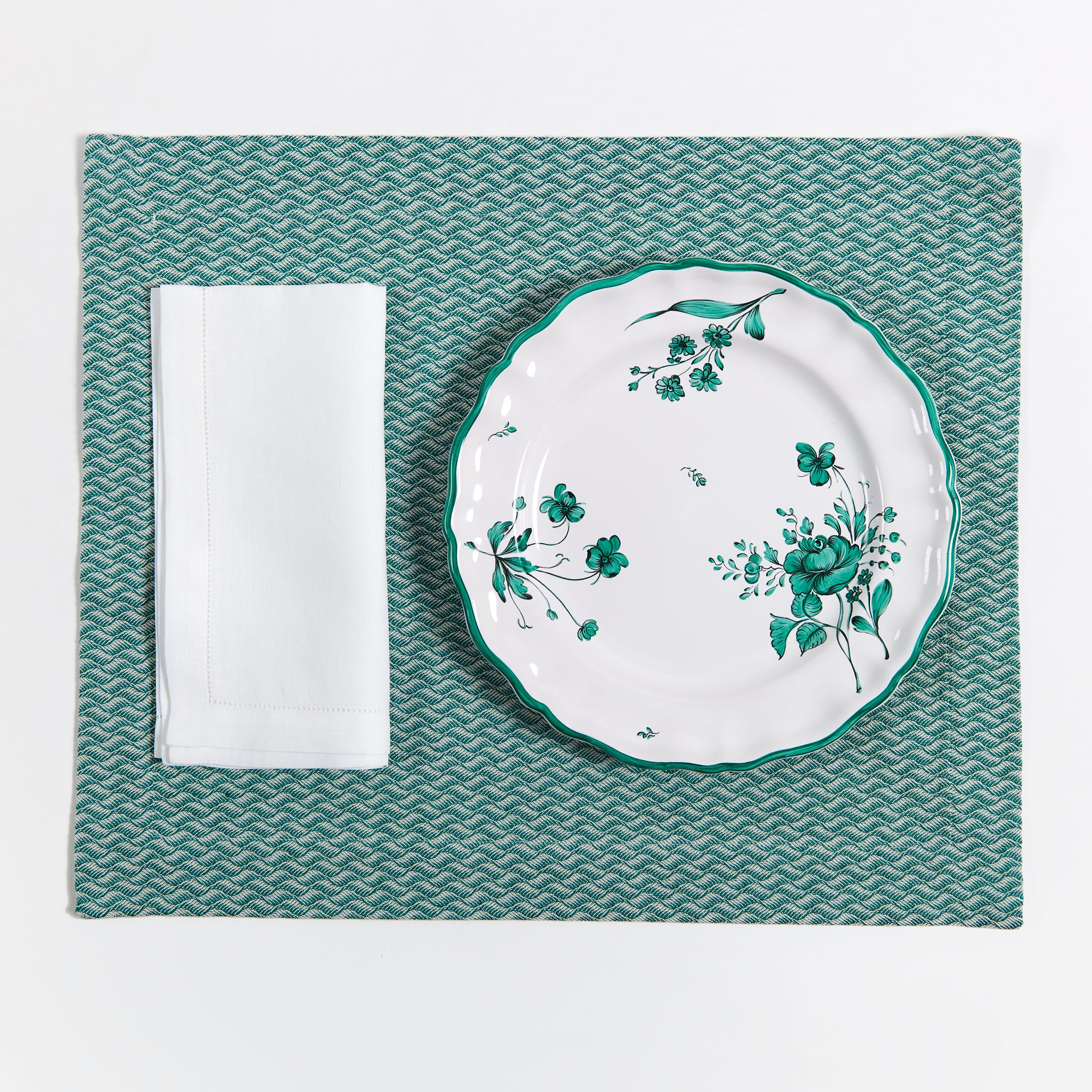 Camaïeu Dinner Plate, Green with Emerald Jacquard Placemat and White Napkin