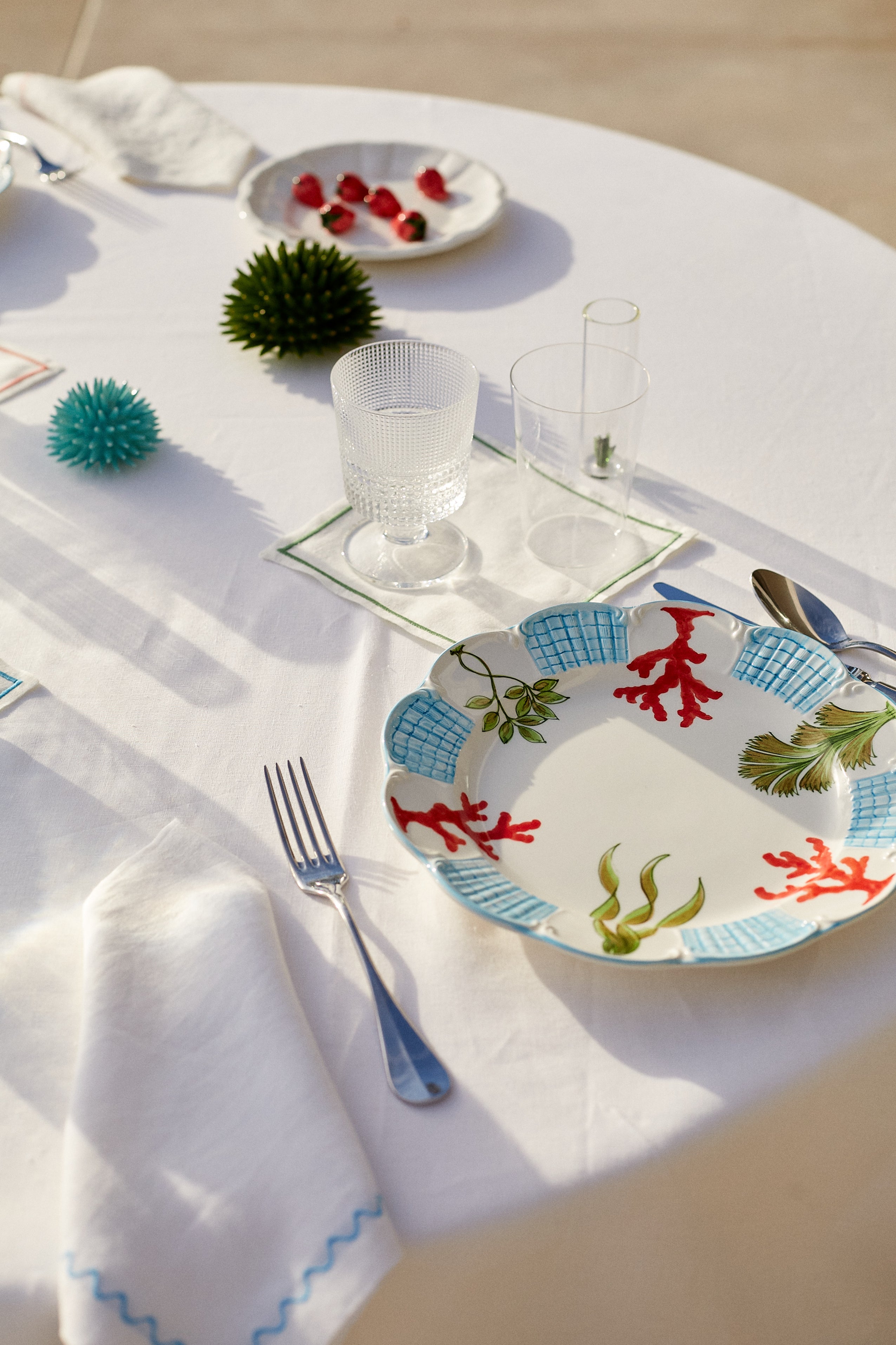 table setting with La Mer Dinner Plate