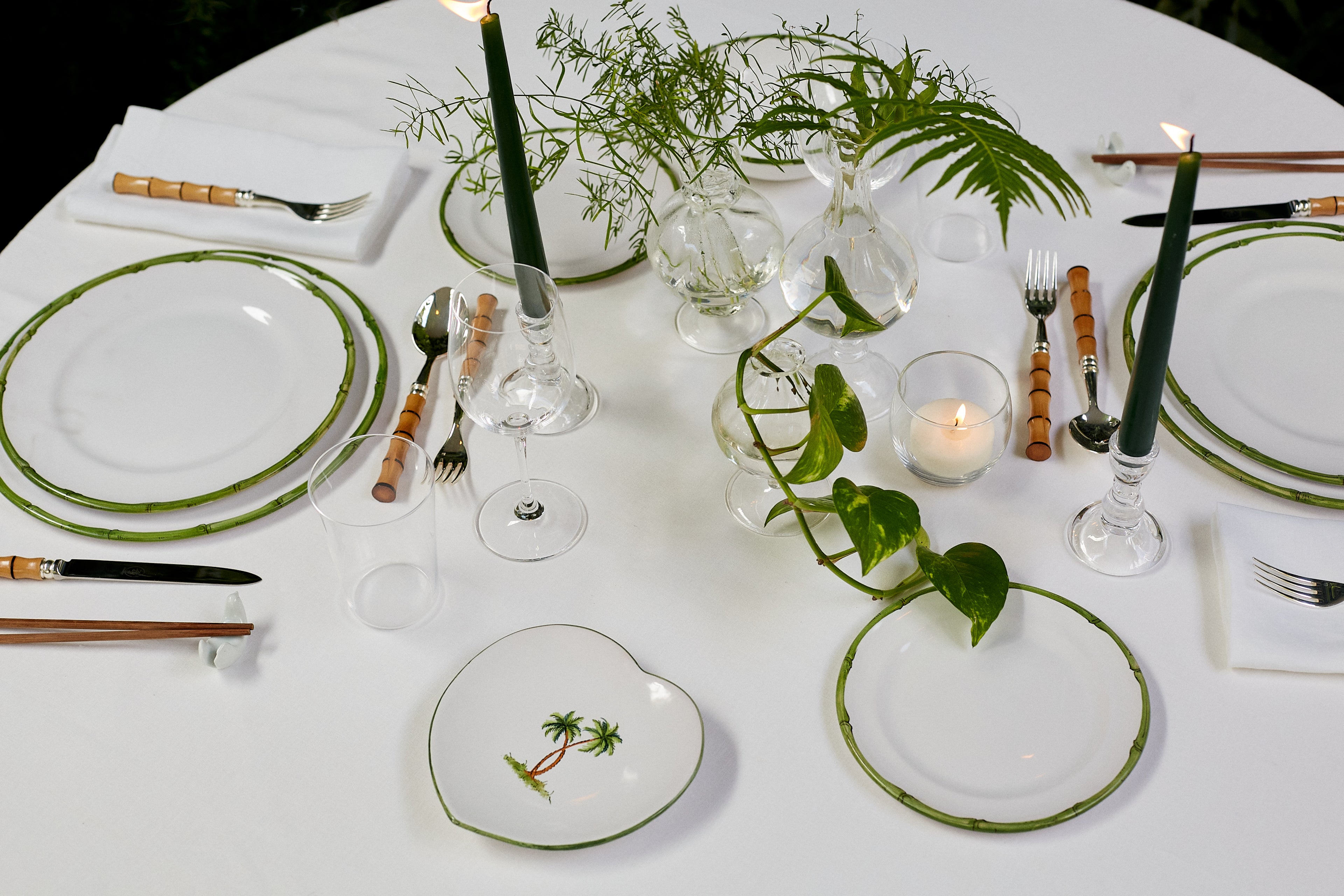 Table Setting with Le Palmier Petite Plate