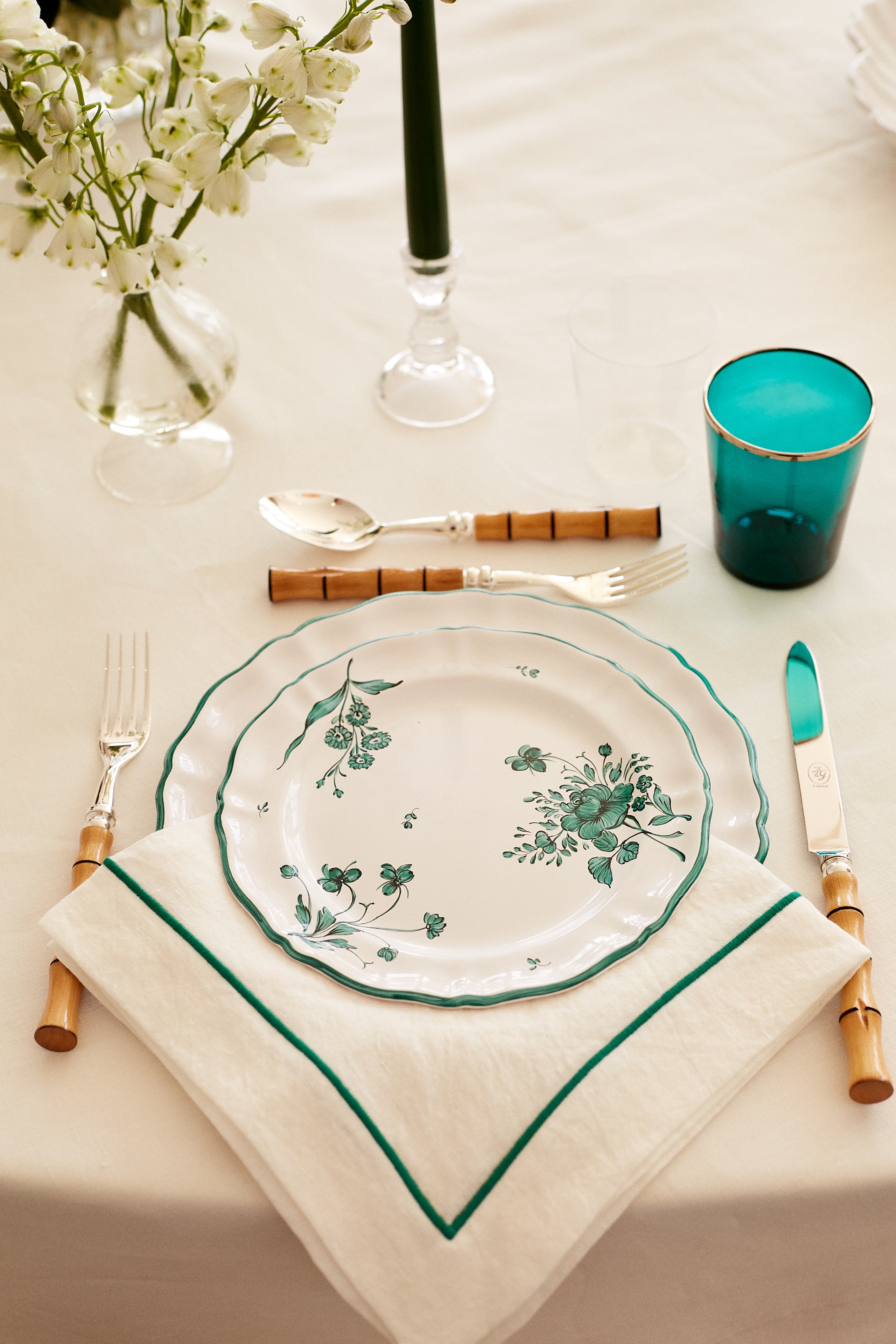 table setting with L'Horizon II Dinner Plate, Green