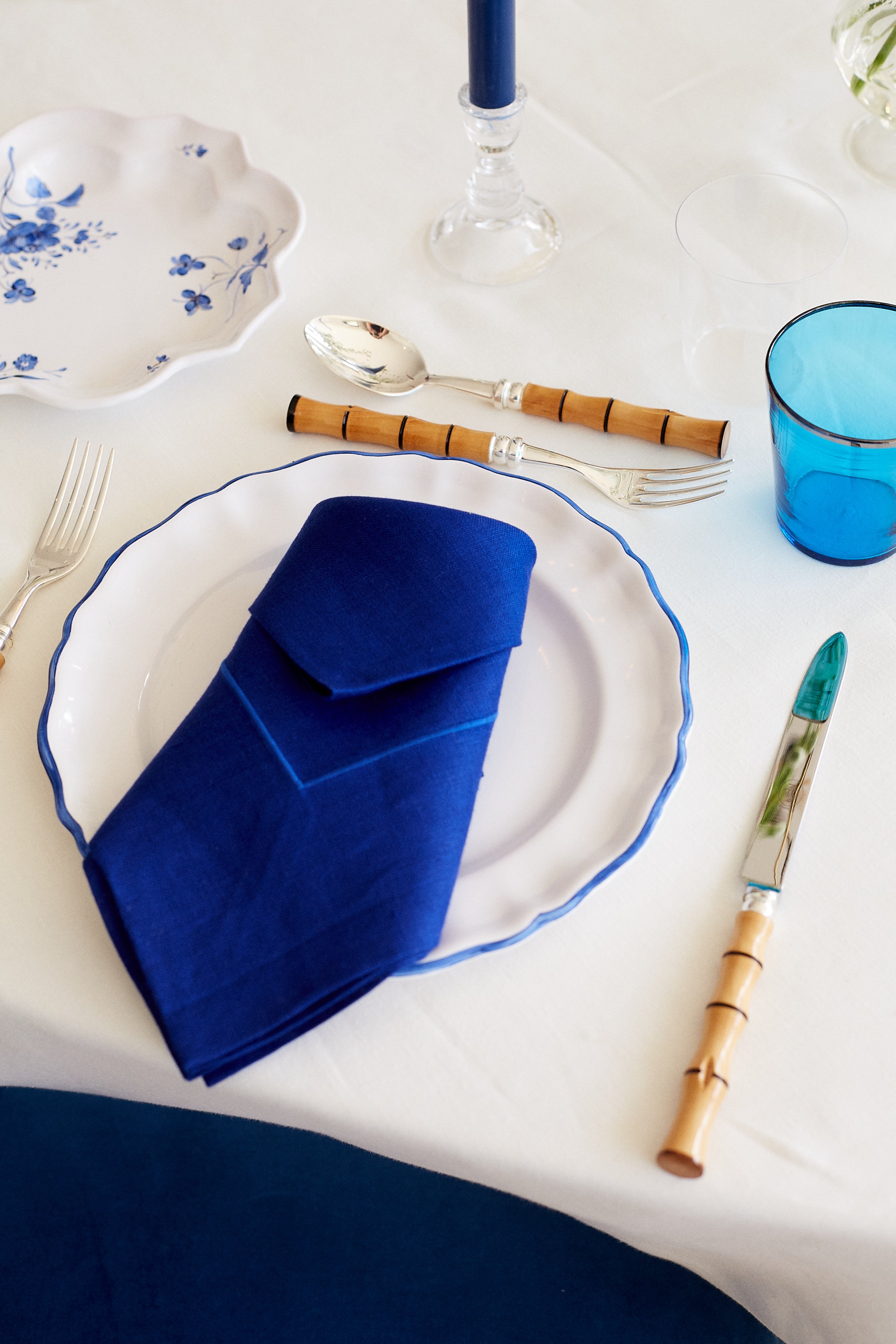 table setting with L'Horizon II Dinner Plate, Azur
