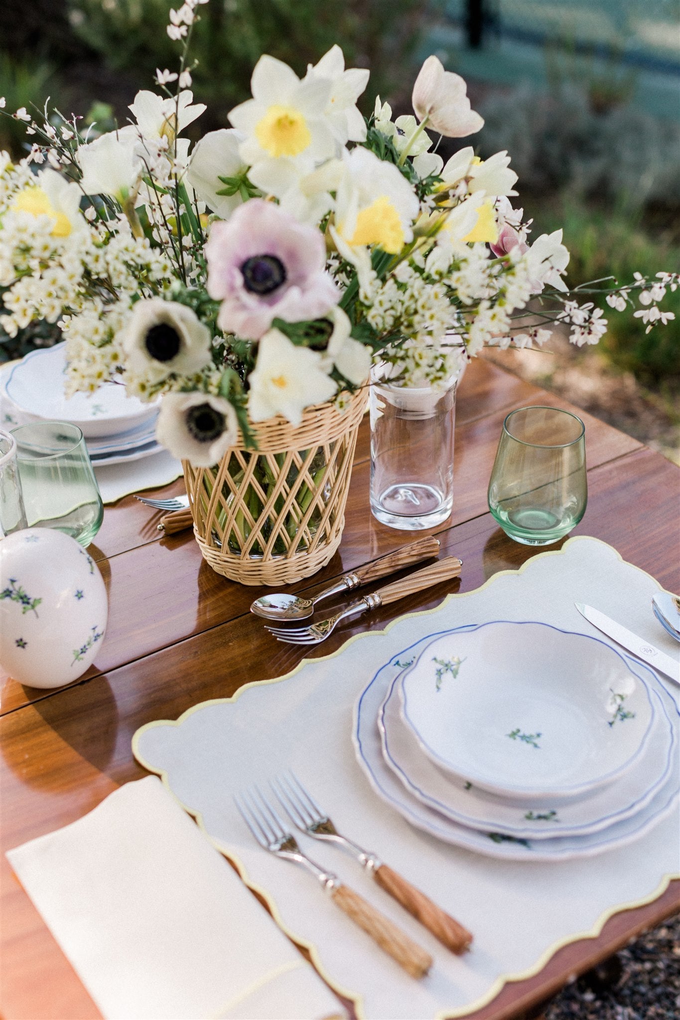 Table Setting with Rectangular Placemat Ivory, Yellow