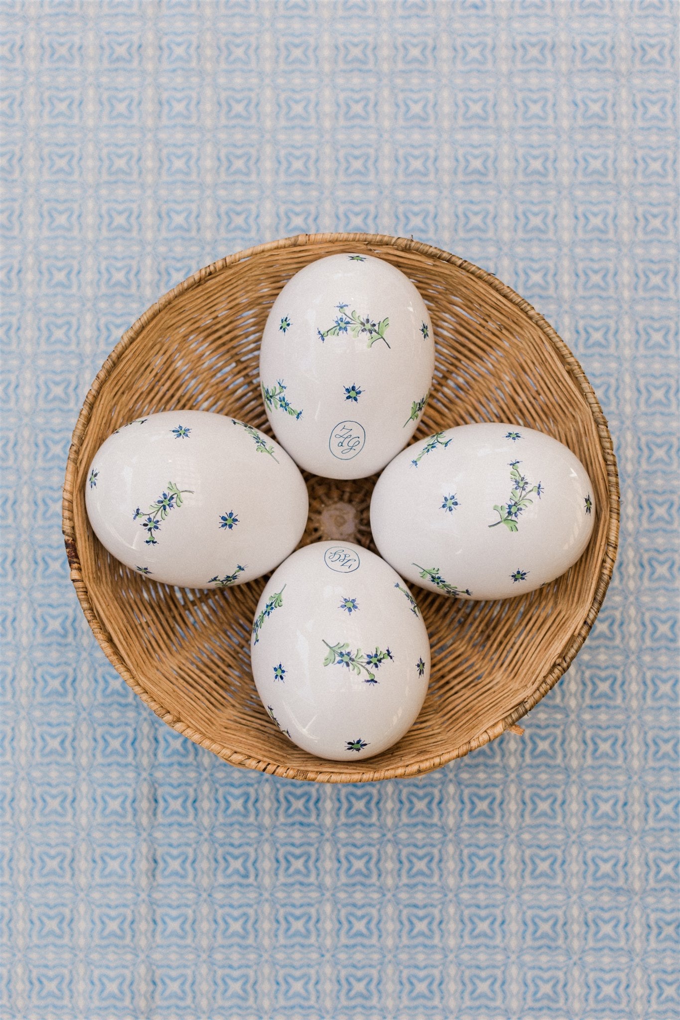 basket with four Faience Bleuet Easter Egg