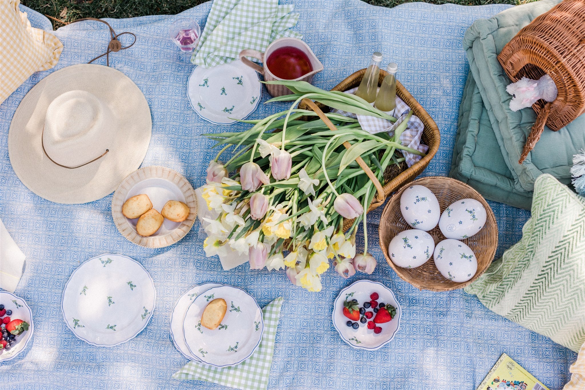 Picnic Setting with Les Bleuets Dinner Plate, Blue and Green